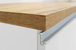 Cucina lineare moderna con maniglie a incasso in allumino Zenit in finitura Bianco Lucido e Rovere