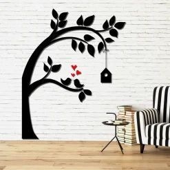 Decorazione in legno albero con casetta legno nero
