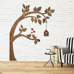 Decorazione in legno albero con casetta legno scuro