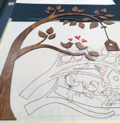 Decorazione in legno albero con casetta legno scuro