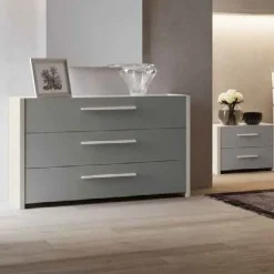 Gruppo notte moderno con maniglia in MDF rivestito Erika disponibile in vari colori
