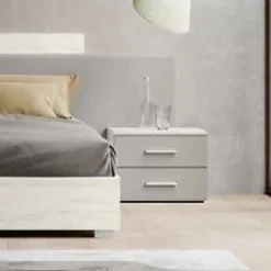 Gruppo notte moderno con maniglia in MDF rivestito Rea disponibile in vari colori