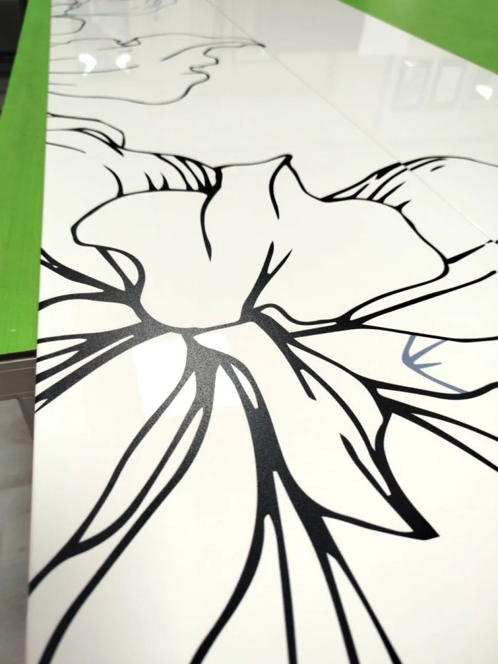 Guardaroba con libreria linea Basic in finitura Bianco Lucido con grafica floreale
