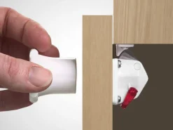 Kit di serrature magnetiche di sicurezza per mobili Revalock con chiave magnetica, blister, Tecnoplastica