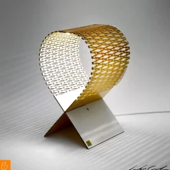 Lampada da Tavolo in Legno Traforato Lynx - Design Leonardo Criolani (Colore su Richiesta)