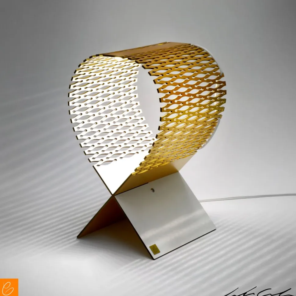 Lampada da Tavolo in Legno Traforato Lynx - Design Leonardo Criolani (Colore su Richiesta)