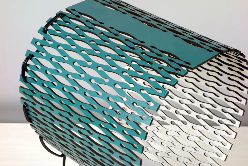Lampada da Tavolo in Legno Traforato Lynx - Design Leonardo Criolani (Colore su Richiesta)