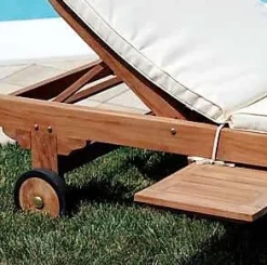 Lettino Prendisole Carloforte in Teak con Tavolino Estraibile e Ruote