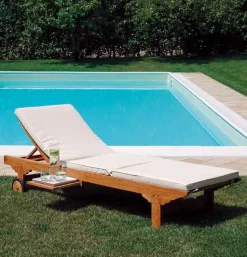 Lettino Prendisole Carloforte in Teak con Tavolino Estraibile e Ruote