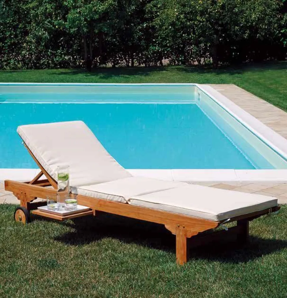 Lettino Prendisole Carloforte in Teak con Tavolino Estraibile e Ruote
