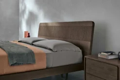 Letto con testiera inclinata matrimoniale Fanny disponibile in 2 misure e vari colori