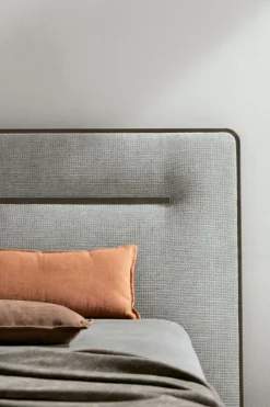 Letto imbottito in tessuto matrimoniale Task disponibile in vari colori