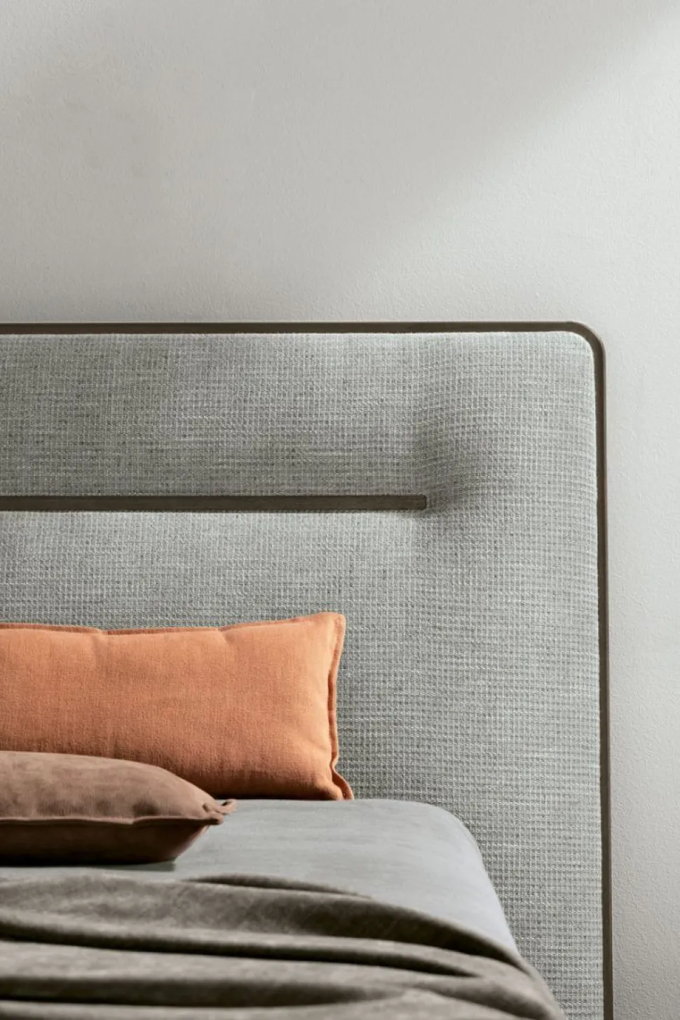 Letto imbottito in tessuto matrimoniale Task disponibile in vari colori