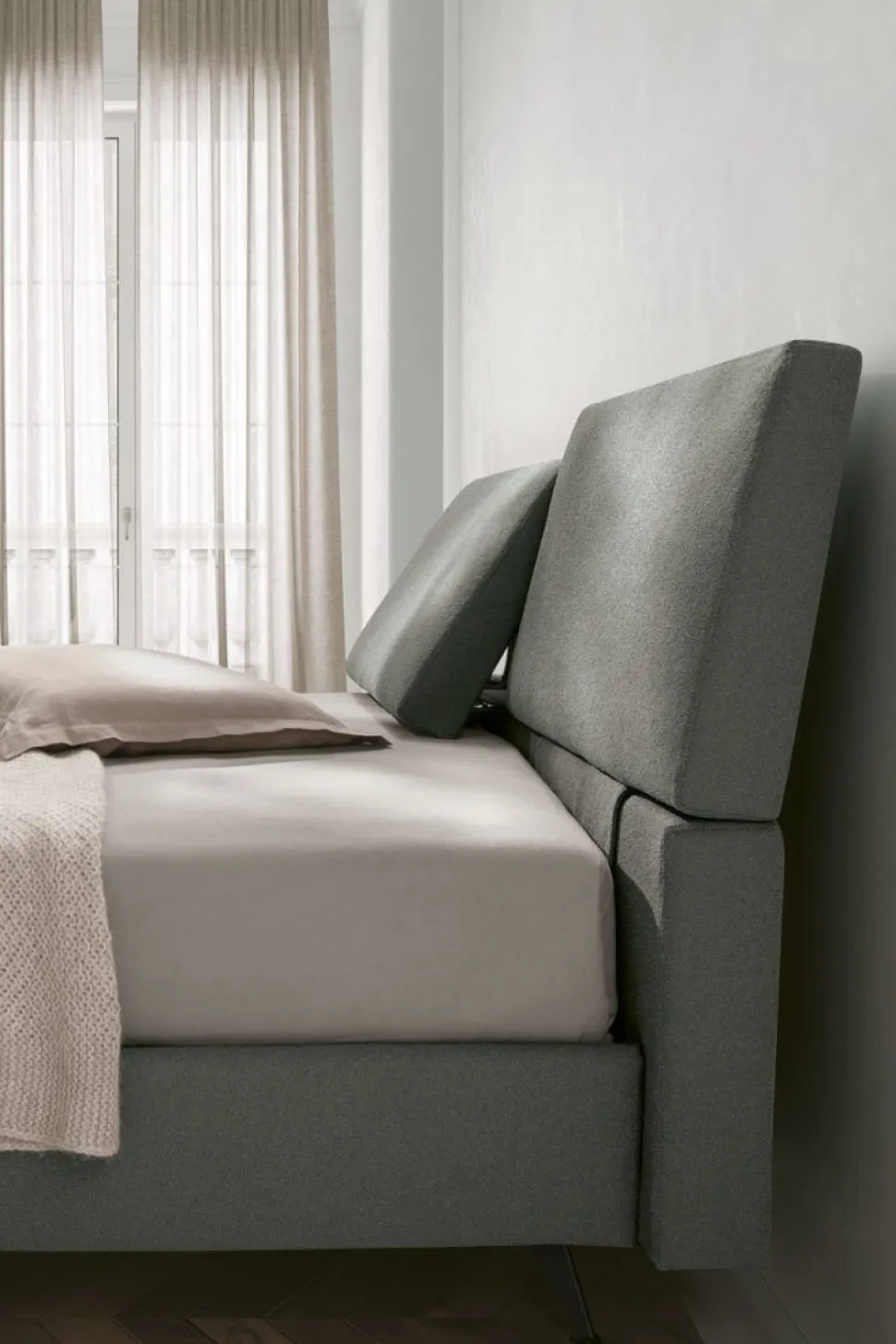 Letto in tessuto imbottito matrimoniale con testiera reclinabile disponibile in 2 misure e vari colori