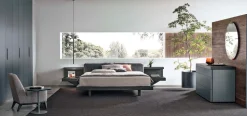 Letto in tessuto imbottito matrimoniale con cuscini reclinabili e comodini integrati Amedeo disponibile in vari colori