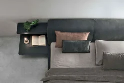 Letto in tessuto imbottito matrimoniale con cuscini reclinabili e comodini integrati Amedeo disponibile in vari colori