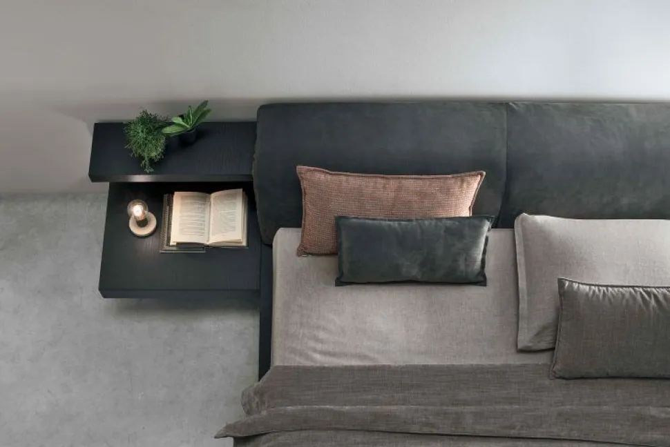 Letto in tessuto imbottito matrimoniale con cuscini reclinabili e comodini integrati Amedeo disponibile in vari colori