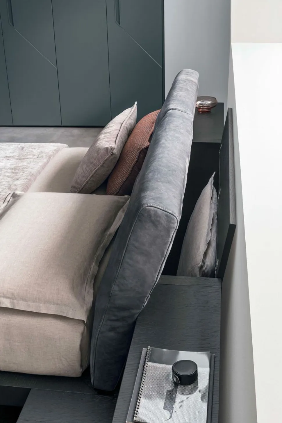 Letto in tessuto imbottito matrimoniale con cuscini reclinabili e comodini integrati Amedeo disponibile in vari colori