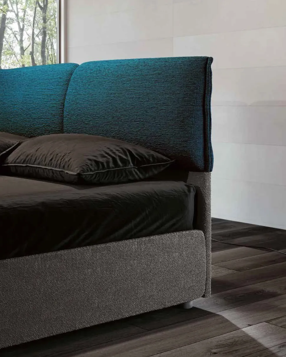Letto matrimoniale bicolore Chic Contrast con testiera a doppi cuscini disponibile in vari colori