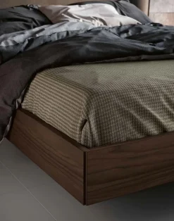 Letto matrimoniale con testiera imbottita e struttura in legno disponibile in vari colori