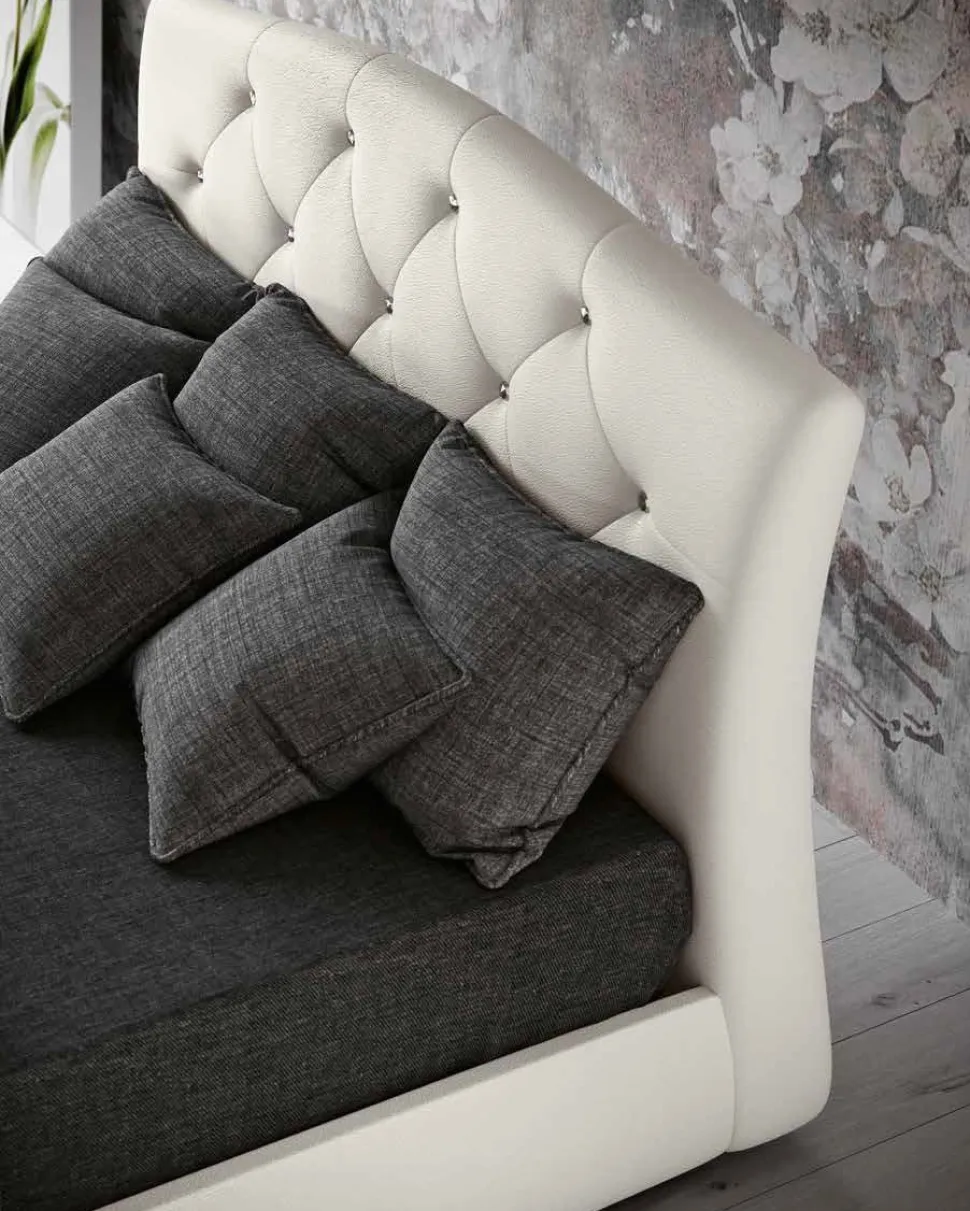 Letto matrimoniale imbottito in tessuto con testiera trapuntata disponibile in vari colori
