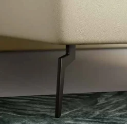 Letto matrimoniale imbottito in tessuto con piedini in ferro disponibile in vari colori
