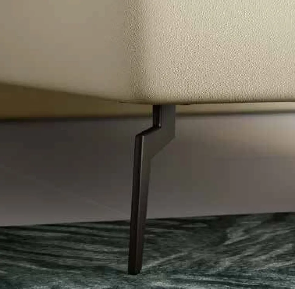 Letto matrimoniale imbottito in tessuto con piedini in ferro disponibile in vari colori