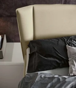 Letto matrimoniale imbottito in tessuto con piedini in ferro disponibile in vari colori
