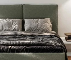 Letto matrimoniale imbottito Soft Sage con testiera a doppia cuscinatura disponibile in vari colori