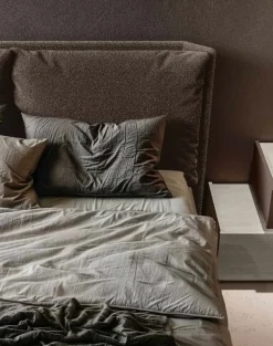 Letto matrimoniale imbottito Stone Soft con testiera maxi cuscini disponibile in vari colori