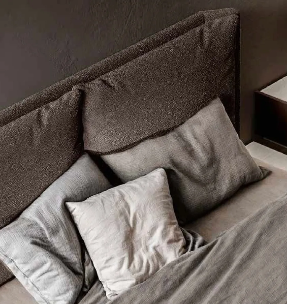 Letto matrimoniale imbottito Stone Soft con testiera maxi cuscini disponibile in vari colori