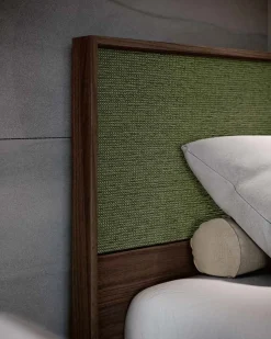 Letto matrimoniale in legno finitura Noce Moro con inserto in tessuto disponibile in vari colori