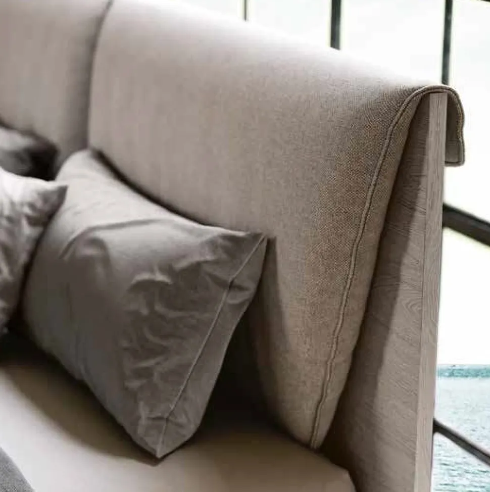 Letto matrimoniale in legno Rovere Grigio e testiera con cuscini imbottiti disponibile in vari colori