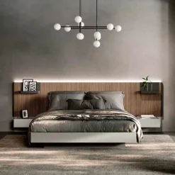 Letto matrimoniale moderno con testiera dogata in legno disponibile in vari colori