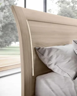 Letto matrimoniale moderno in Olmo con piede in metallo disponibile in vari colori