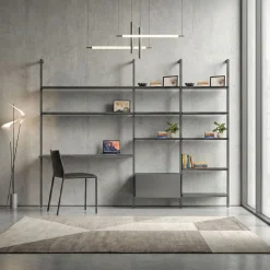 Libreria con palo in alluminio, mensole pensili e scrivania personalizzabile