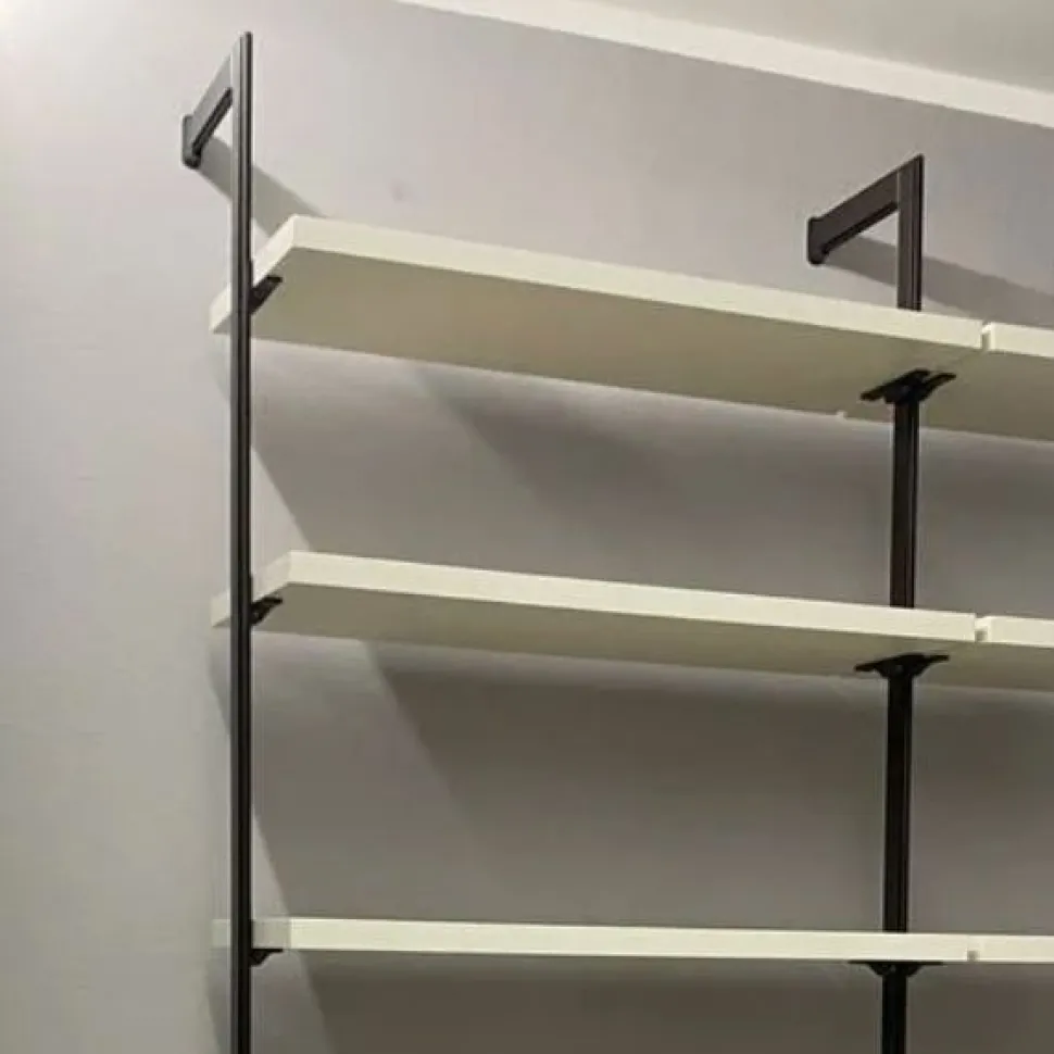 Libreria con palo in alluminio, mensole pensili e scrivania personalizzabile