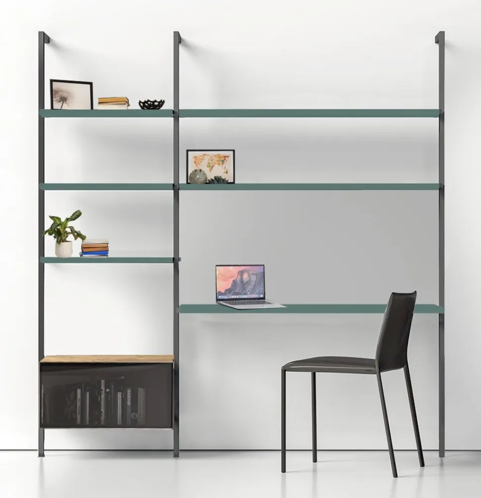 Libreria da parete con palo in alluminio, mensole, pensili con anta in vetro e scrivania personalizzabile