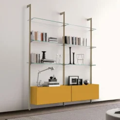 Libreria in metallo con palo in alluminio, pensili e mensole in vetro trasparente