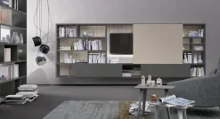 Libreria sospesa con vano TV e ante scorrevoli disponibile in vari colori
