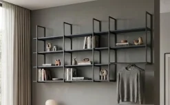 Libreria Sospesa modulare in legno e metallo con asta appendiabiti integrata vari colori