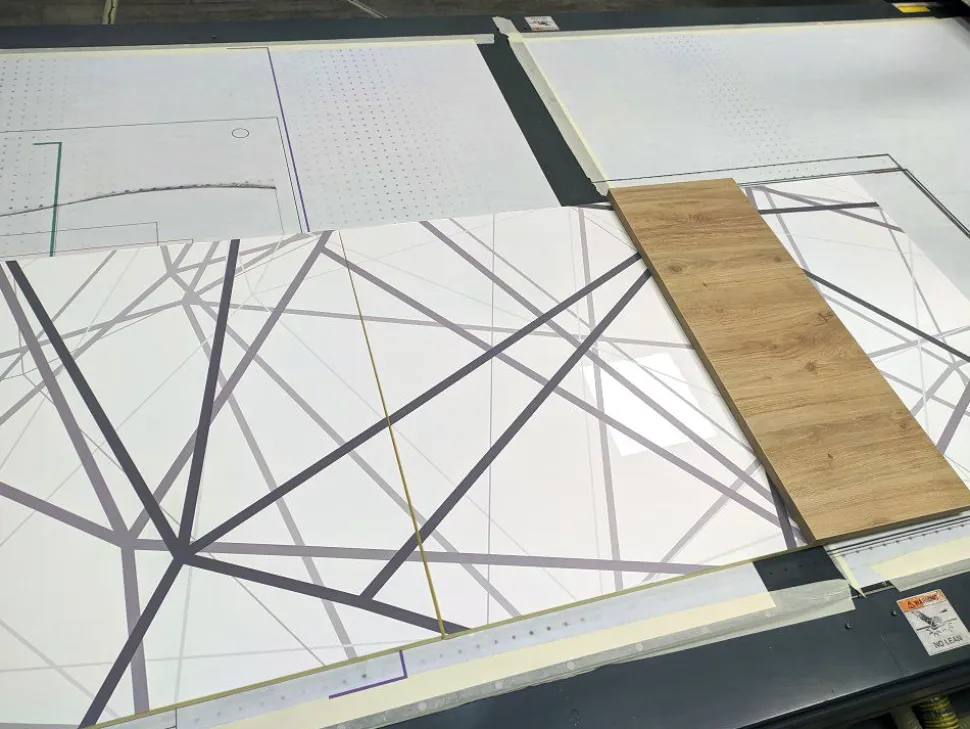 Madia 3 ante linea Olimpo finitura Bianco Lucido e Rovere Kadiz con serigrafia