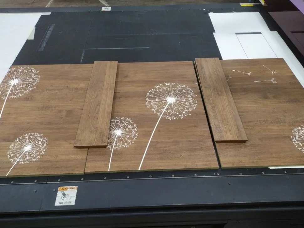 Madia 3 ante linea Sax in finitura Rovere Mercure con serigrafia
