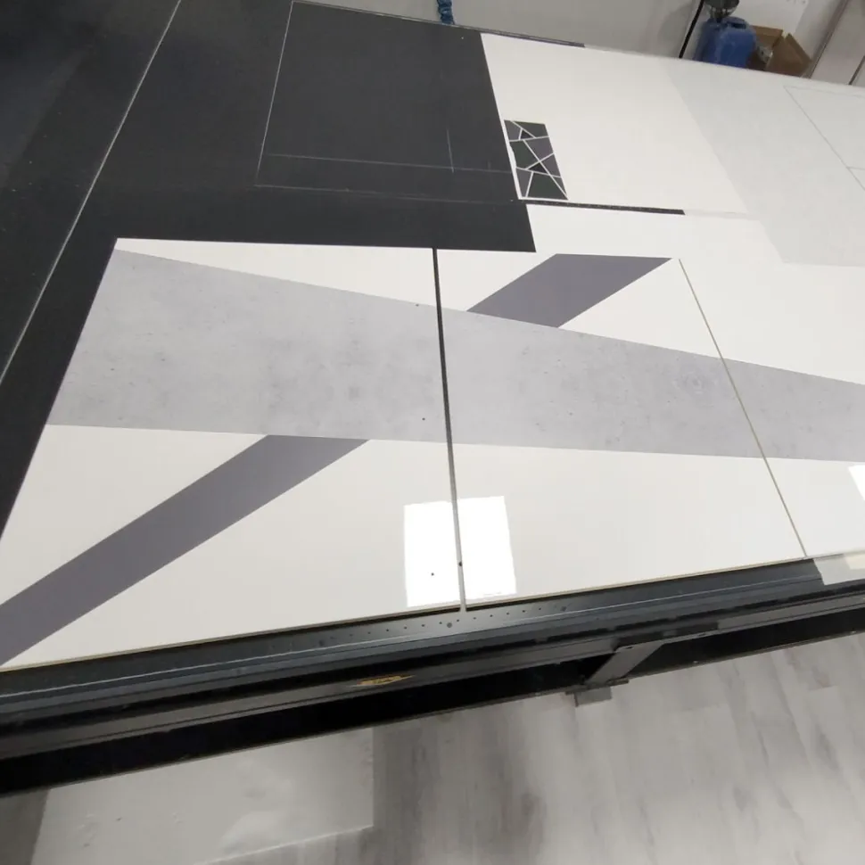 Madia 4 ante linea Sax in finitura Bianco Lucido con serigrafia cemento