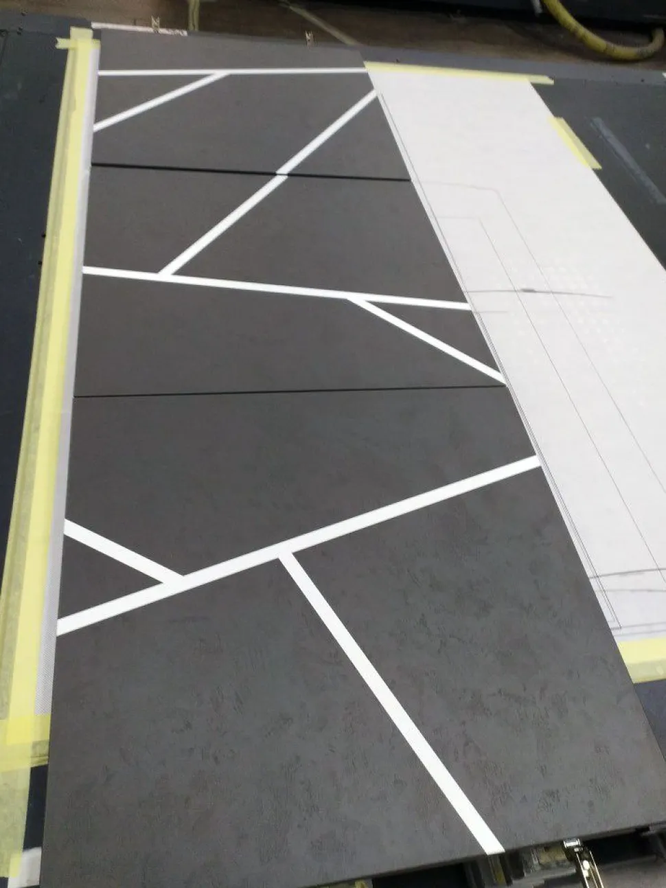 Madia 4 ante linea Tilt in finitura Bianco opaco e ante effetto materico pietra personalizzate