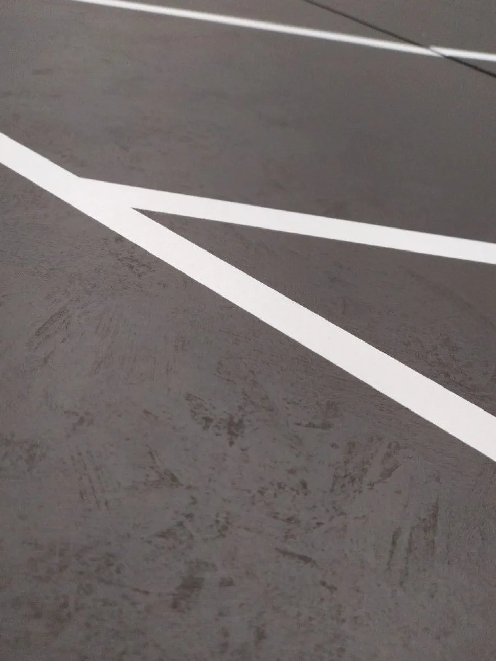 Madia 4 ante linea Tilt in finitura Bianco opaco e ante effetto materico pietra personalizzate