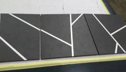 Madia 4 ante linea Tilt in finitura Bianco opaco e ante effetto materico pietra personalizzate