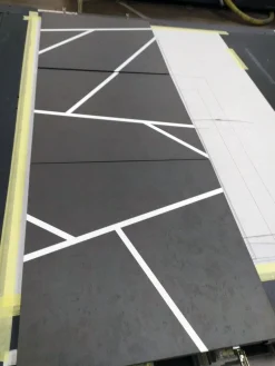 Madia 3 ante linea Tilt in finitura bianco opaco e pietra con serigrafia