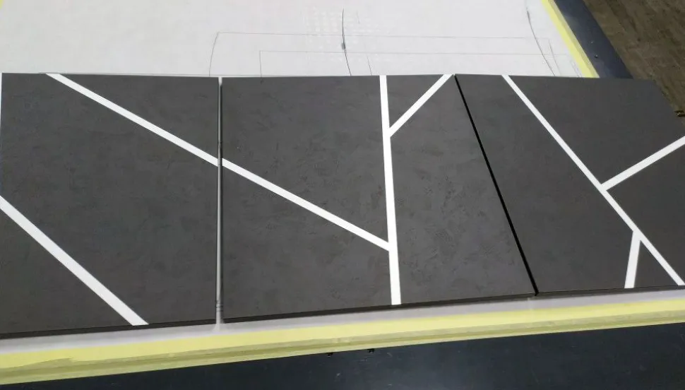 Madia 3 ante linea Tilt in finitura bianco opaco e pietra con serigrafia