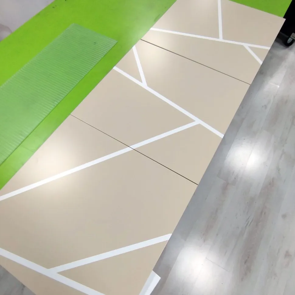 Madia 3 ante linea Tilt in finitura bianco opaco e pietra con serigrafia